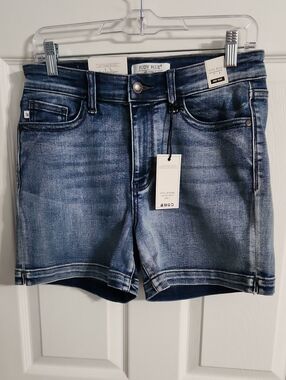 NWT. Judy Blue Mid-rise Flap Pocket "Secret Is Safe" Shorts Sz.Large Medium Wash
